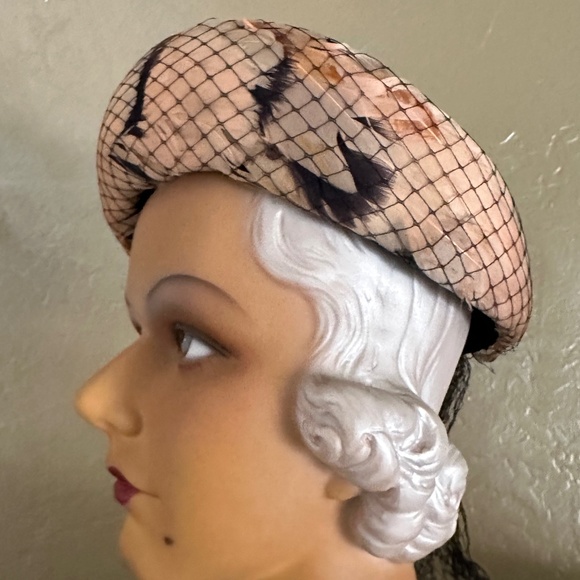 EXQUISITE 1940s\' BROWN STRAW HAT - PINK FEATHER TRIM + FEATHER \